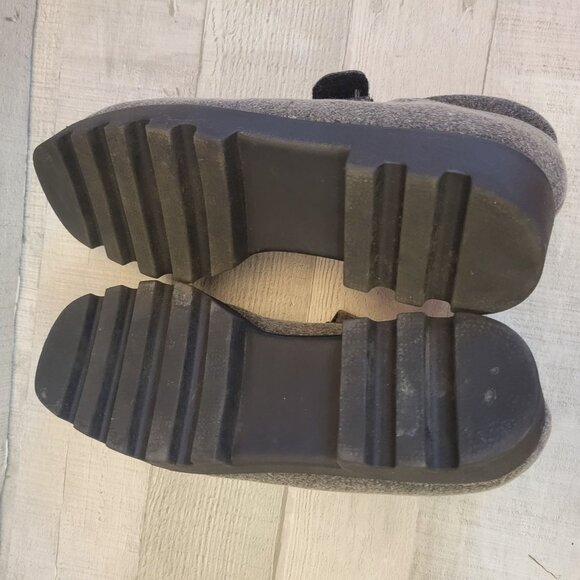 Newport News Easy Style Gray Mary Jane Shoes With Velcro Strap & Rubber Sole Siz - Picture 2 of 5